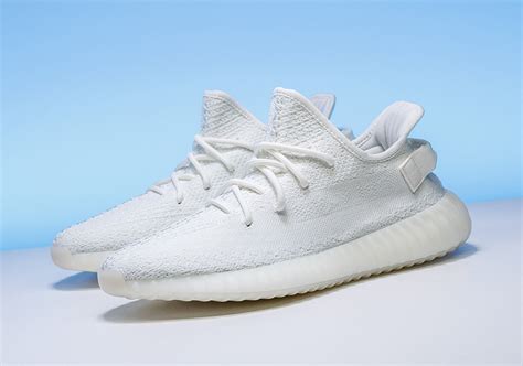 yeezy 350 v2 cream white.